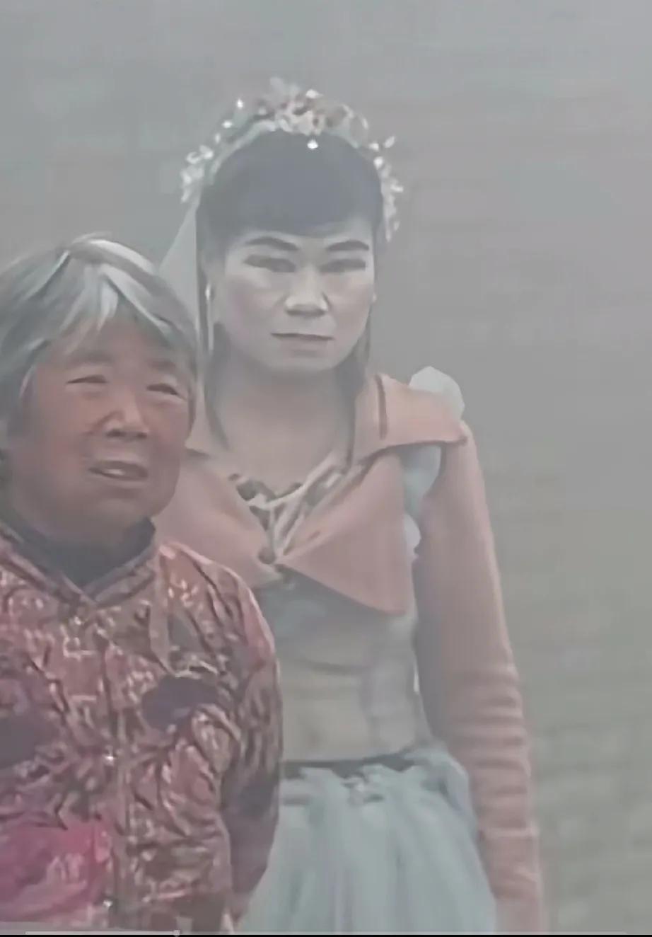 化妆化成这个模样，
是吓唬谁呢。
化妆没照镜子吗。
是化的鬼片妆容吗，
难道是跟