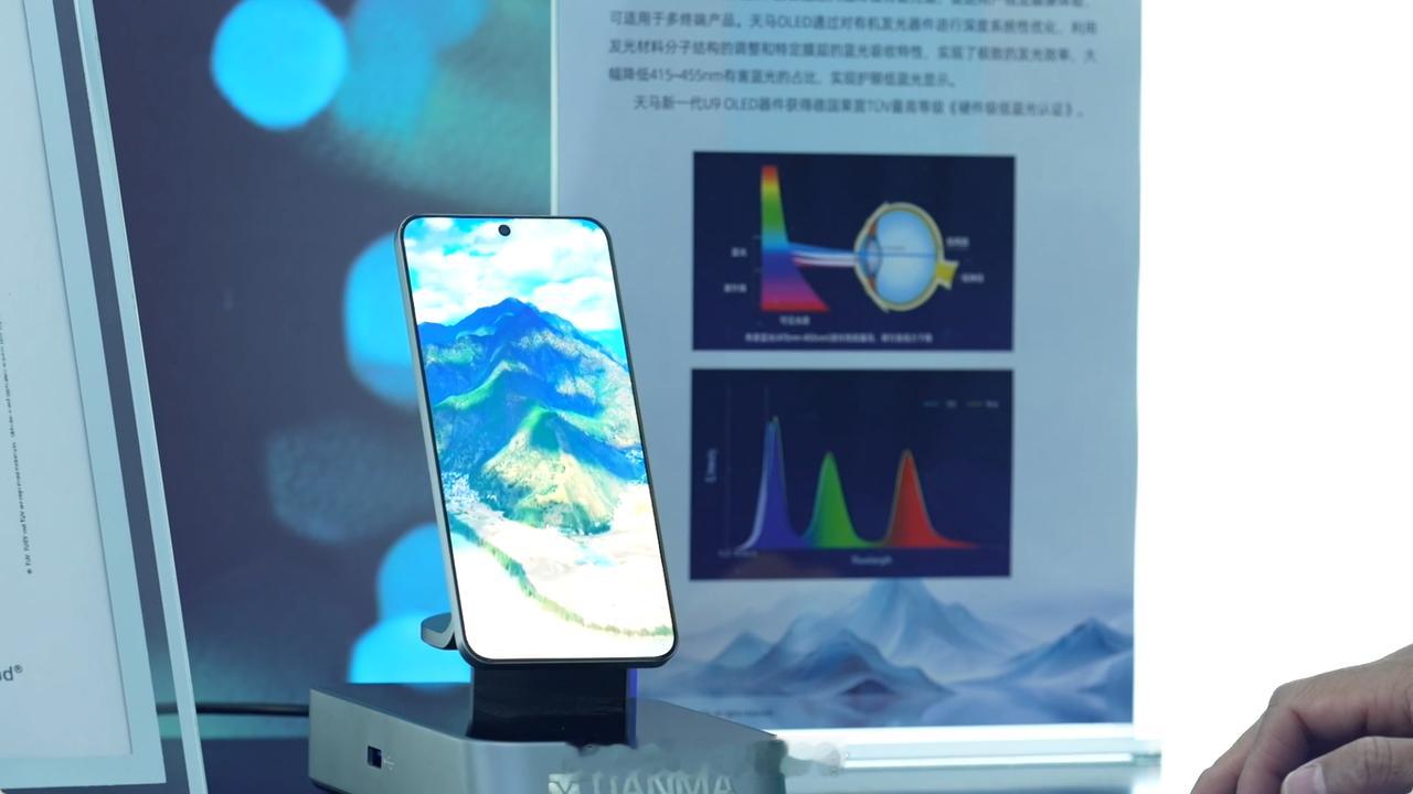 央视新闻直播探访天马微电子工厂全程高能！天马「天工屏」以自研实力惊艳亮相——1n