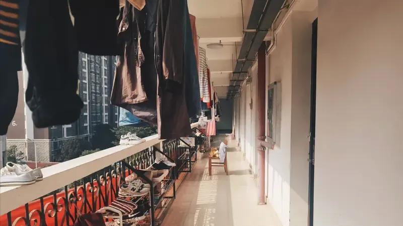 黑人留学生又惹事了。这次是爬进了女生宿舍意图不轨。
事情发生在湖北三峡大学，晚上