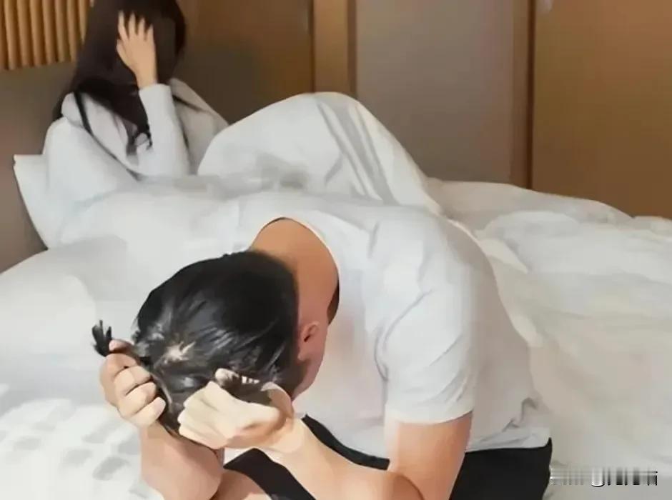 女子与情人幽会，丈夫意外闯入引发离奇事件

在山东淄博，一位女子和她的情人约好在