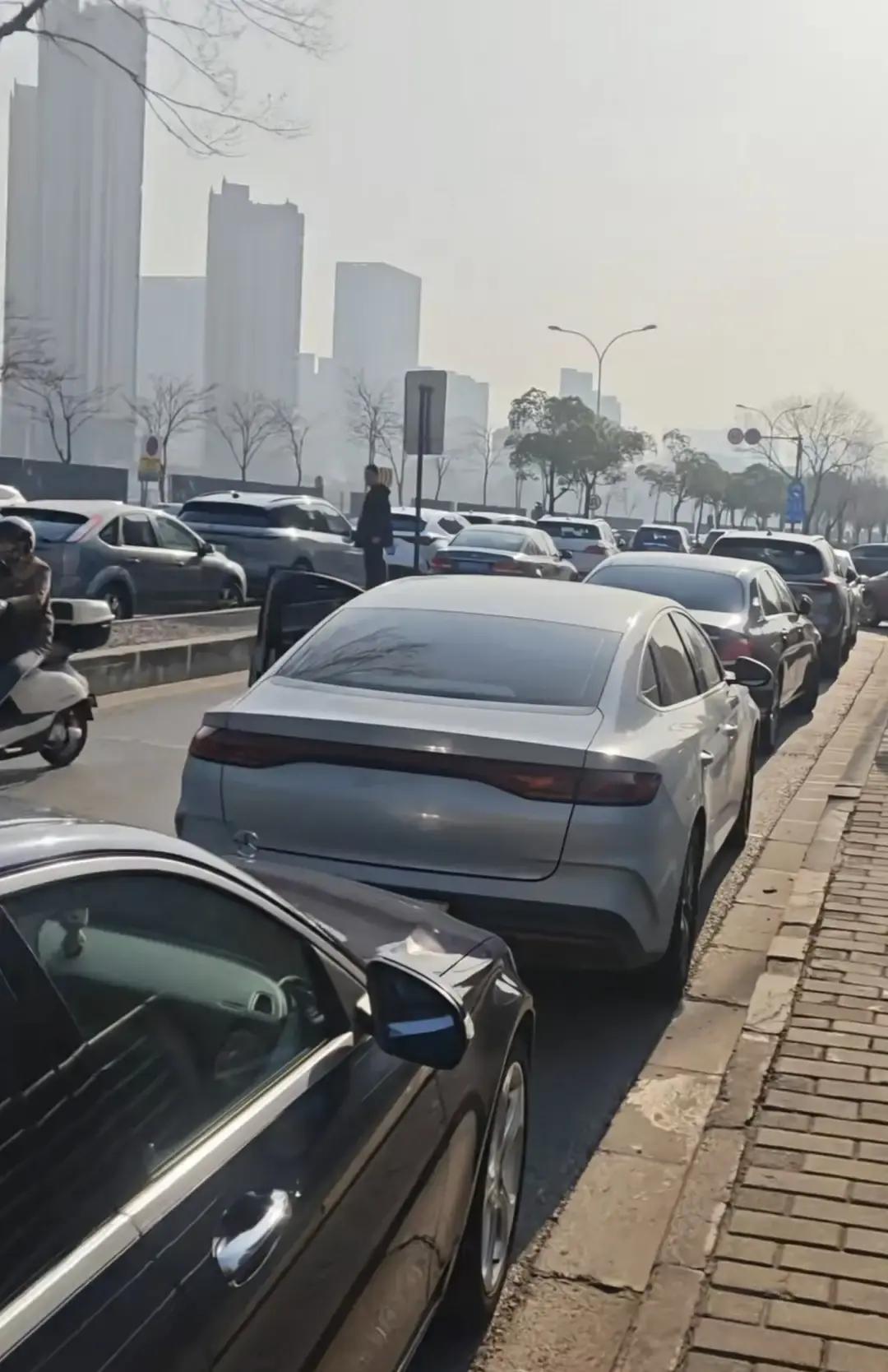 盛岸菜场春节火到出圈。

腊月二十九开始，新惠路早高峰堵成一锅粥，交警临时加岗才