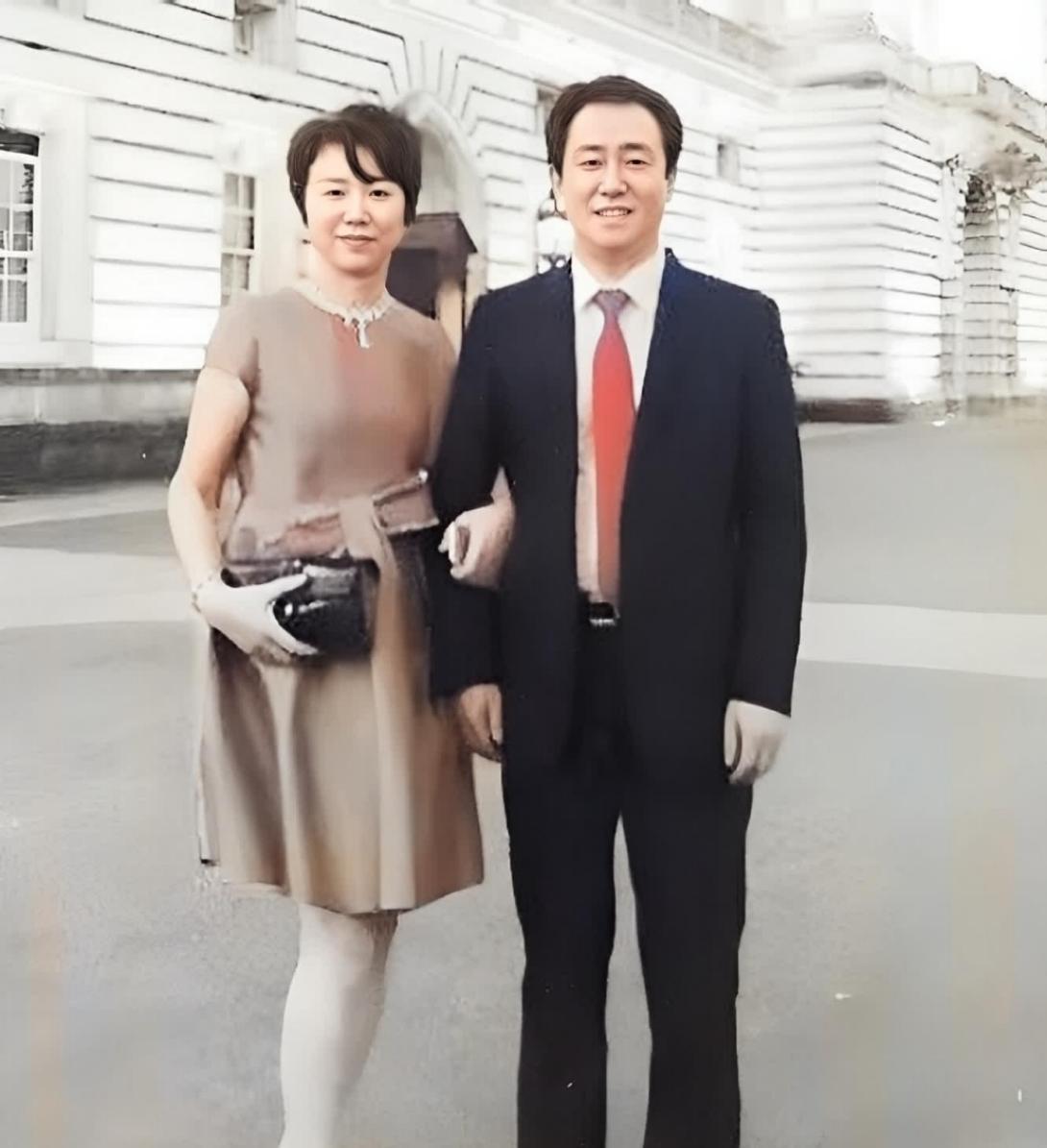 不是不报，时候未到！10月10日报道，许家印的前妻在通过“技术离婚”后，获得了恒