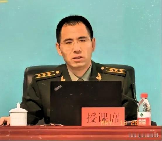 ​​​​内蒙古一光棍收养两个月大男婴，含辛茹苦把他养大。40年后，男孩当上了武警