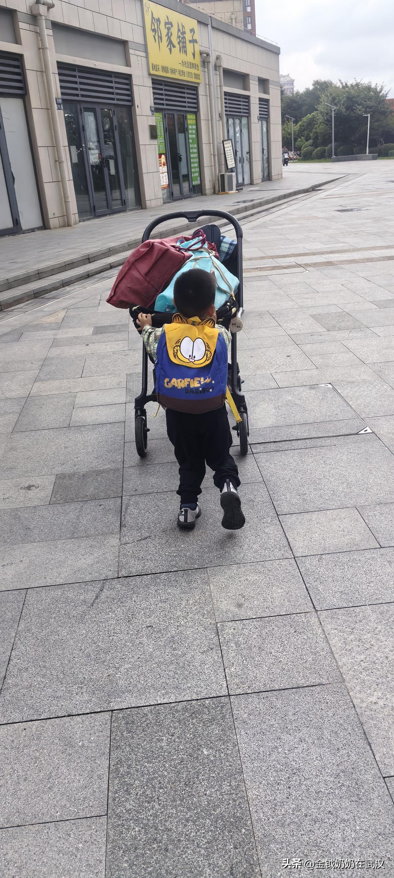 手机很懂我的心事。

今天中午，我去接孙子的路上，就在想，这次回油田和谁联系呢？