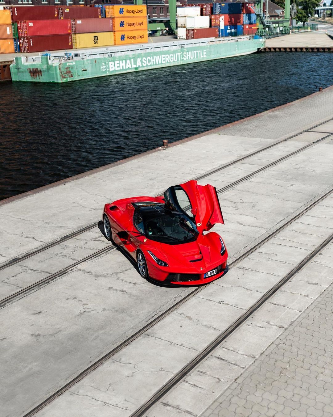 红色法拉利Ferrari LaFerrari[舔屏] 