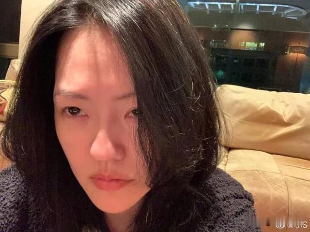大S没有去世的时候，小S可以事事倚仗姐姐，娘家和婆家多少有个面子，但现在大S去世