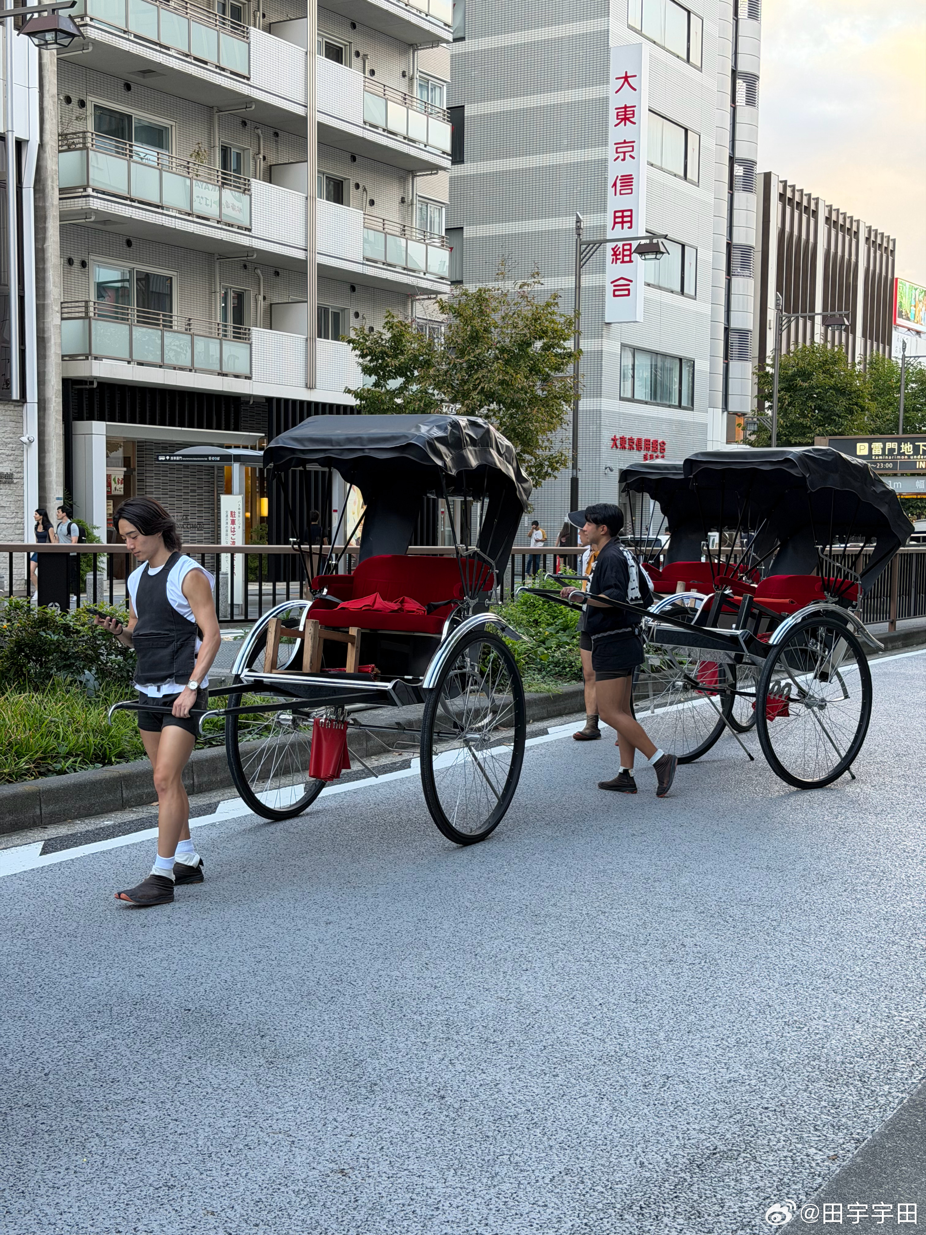 日本“骆驼祥子”小哥跑起来是真快啊当然坐一圈价格也贵双人乘车一小时20000日元