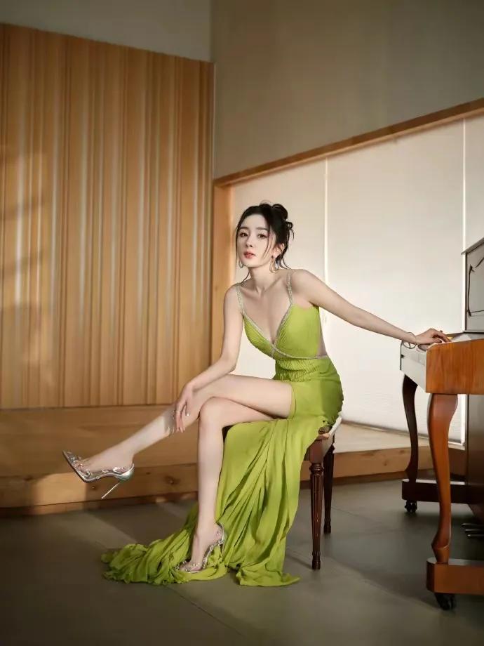 杨幂穿吊带露背开叉裙，这美得让人心跳加速的侧颜，谁能看得出来她已经 35 岁了？