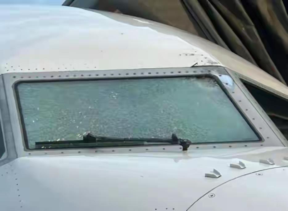 离谱！
美联航一架波音737 MAX8在万米高空突然遭重击
挡风玻璃砸出焦痕还裂