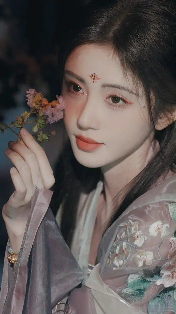 鞠婧祎只要不看演技怎样看都好看，古装现装都精彩 ​​​