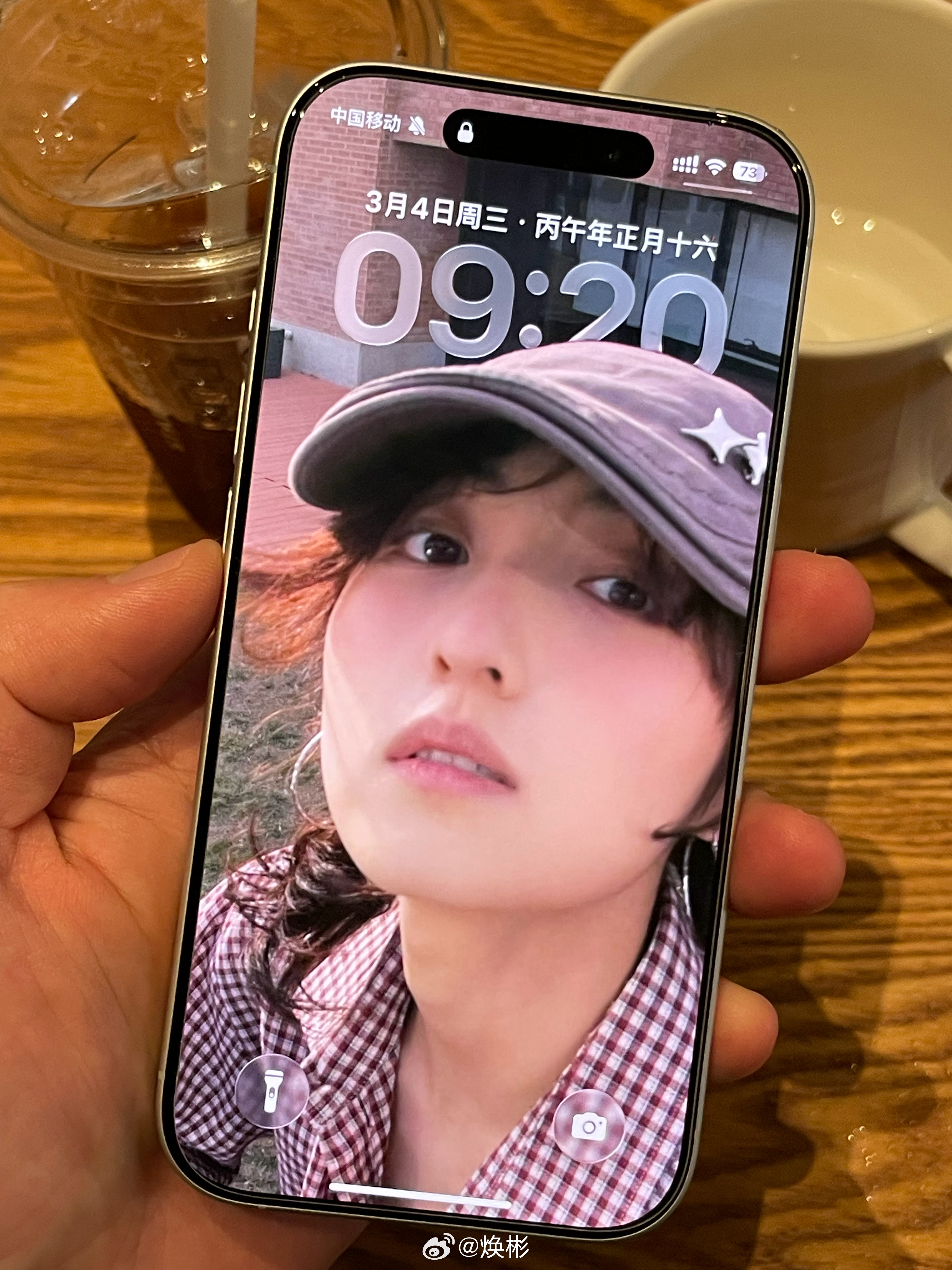 大彬子的世界很纯粹，大彬子的生活很简单，纯粹到每天除了iPhone就是i枫，简单