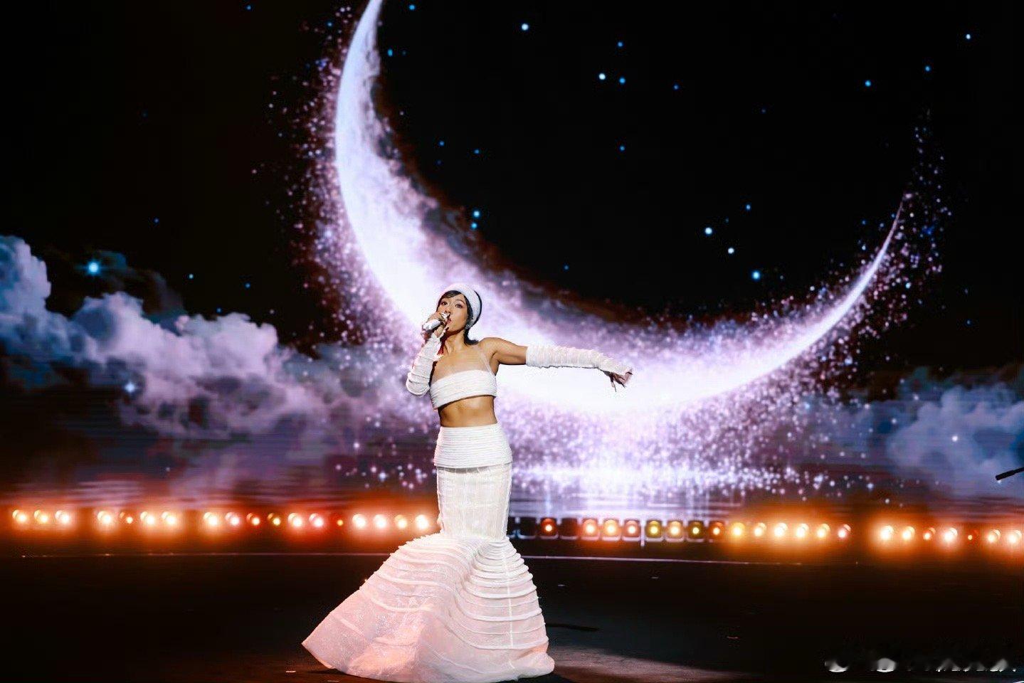 吉克隽逸月下珍珠 昨晚的舞台真的太有氛围感了，她站在灯光下，小麦肌闪着自然的光泽