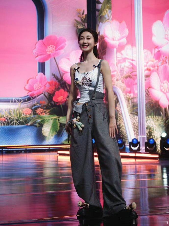 张小婉为什么没人相信我张小婉我哭的好大声浪姐师姐火锅局欢乐不断，卧底悄悄藏在人群