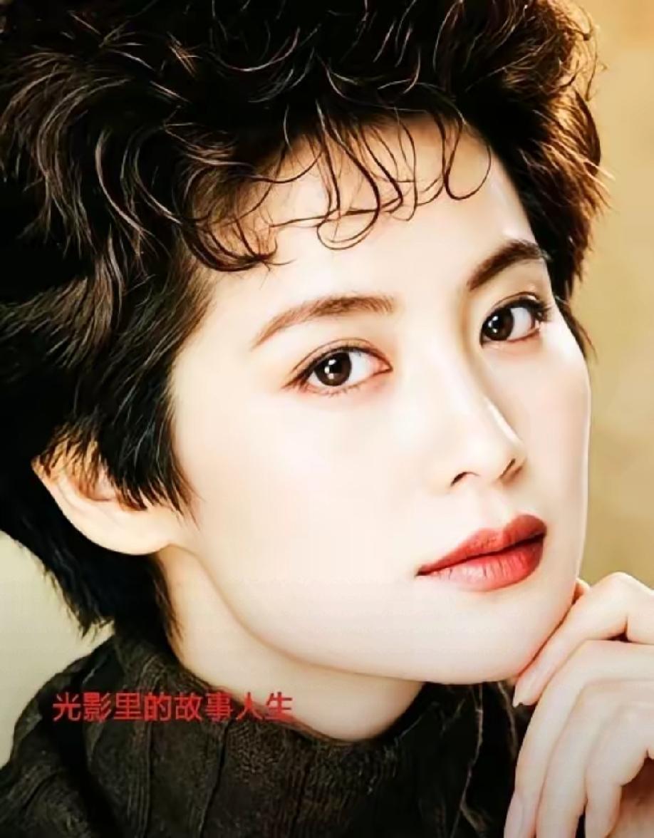 著名演员萨仁高娃，她是八九十年代最靓丽的女星，她冷艳的美无人能比，多少年没有出镜