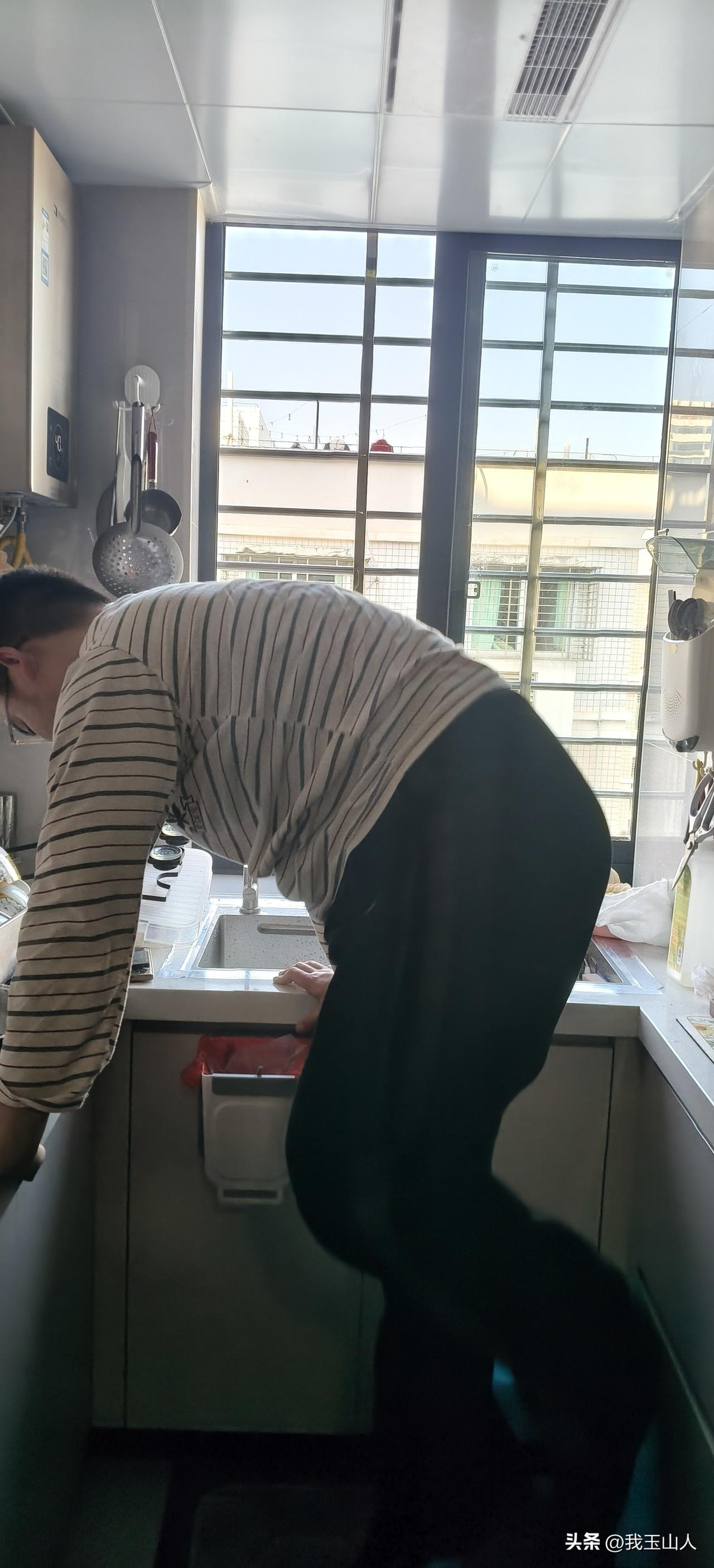 回家看到儿子一个人在家擦洗玻璃大扫除，感觉很欣慰。我说儿子现在是个好儿子，将来一