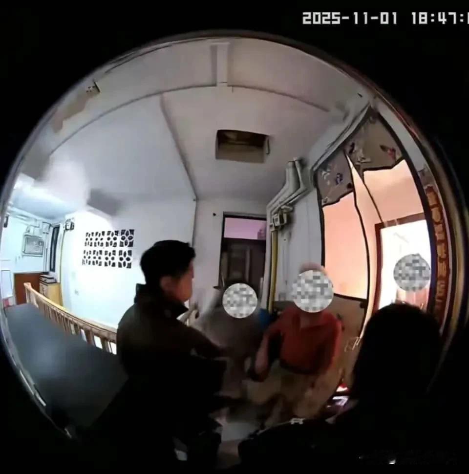 在上海徐汇区，一位年轻女子在自己家门口劝邻居老太太不要把厨余垃圾堆在楼道里，她只