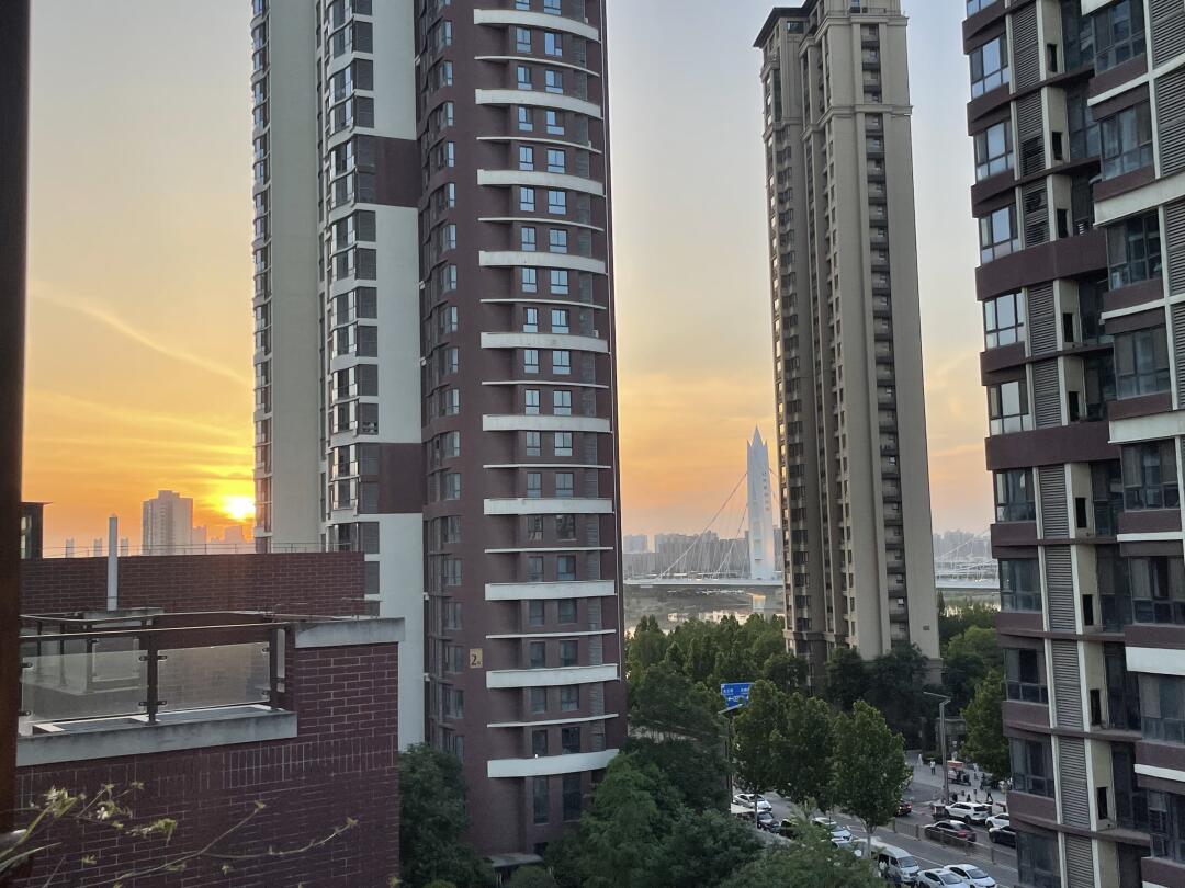 抬头仰望同一片夕阳