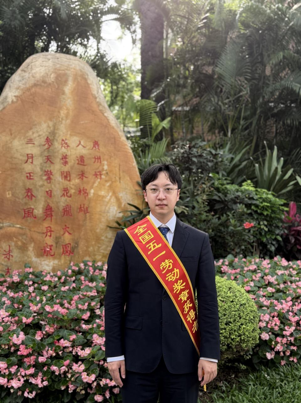 27岁，全国五一劳动奖章！海归博士站上职教讲台，带学生“让车跑起来”