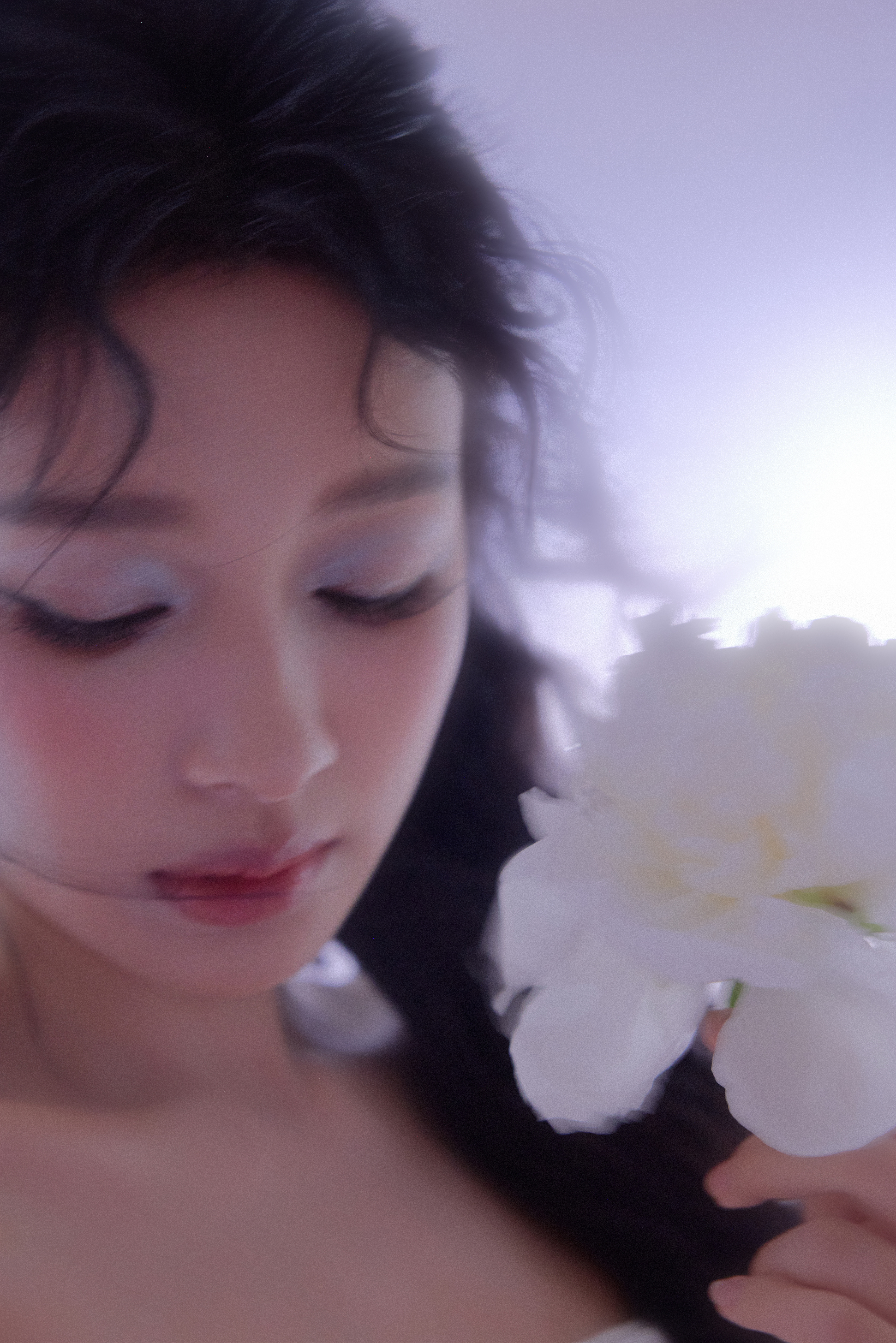 云边藏着温柔，白裙载着星光，孙怡 是从梦境里走出来的月光少女。孙怡要亲曾沛慈一口