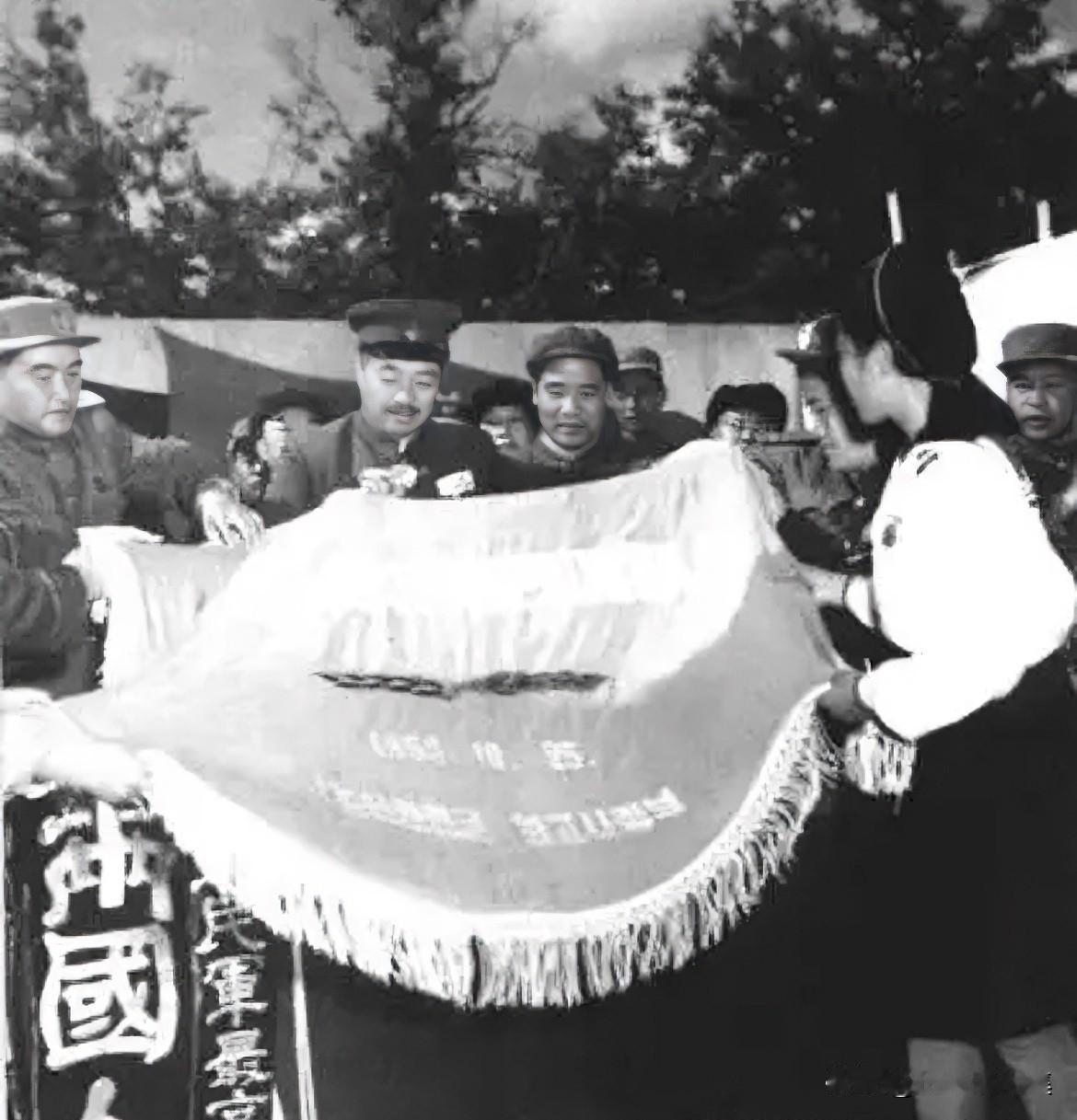 1953年10月，贺龙（左四）作为中国人民第三届赴朝慰问团总团长，正与朝鲜人民军