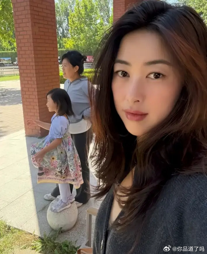 朱珠罕见为家人下厨做晚餐！荤素搭配卖相不输老公，女儿夸味道好 ​​​