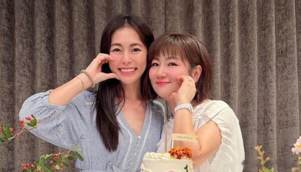 任容萱分手她是任家萱的妹妹吧，两个姐妹长得都好美呀，既然分手了，应该就是不合适，