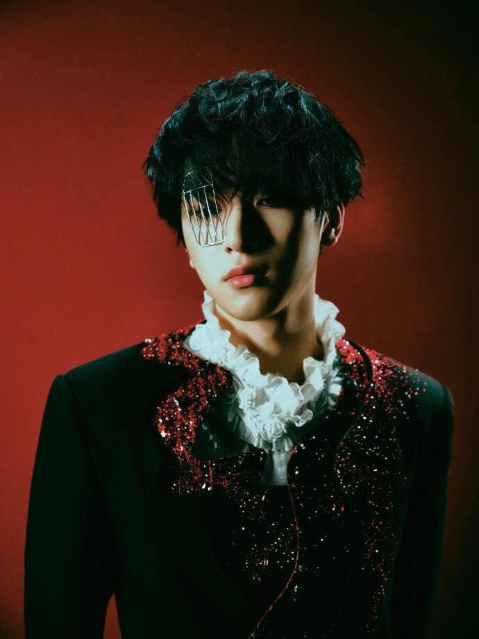 严浩翔阴湿感男模 严浩翔红领黑西装顺毛造型 严浩翔阴湿感男模，严浩翔红领黑西装顺