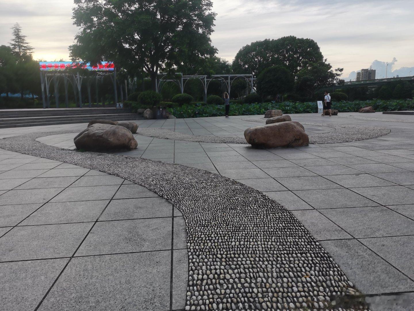 一条路鹅卵十八个弯铺满了磨光的石一块大石横在正中间挡住取经的路不必惊慌，也不必问