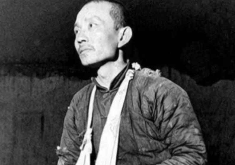 1943 年，新四军团长汤景延叛变，打死三名战士，带着六百人投敌，有人提议除掉他