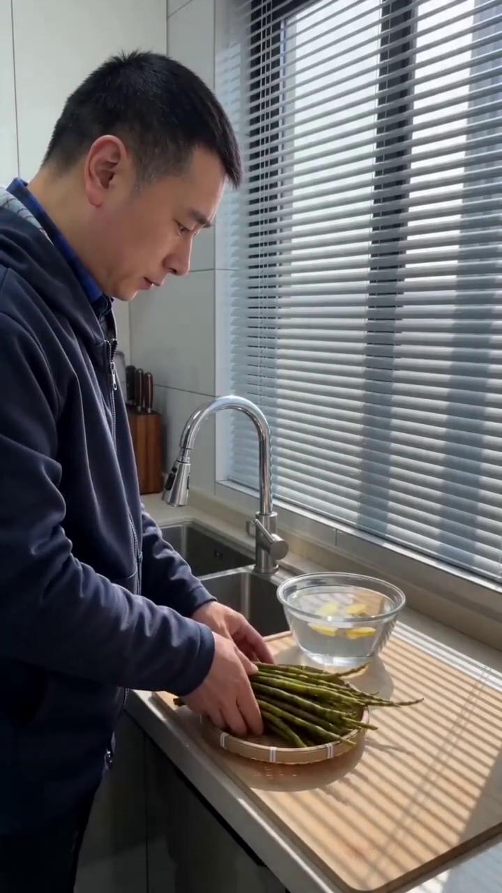 秋天燥的慌，今天用石斛来做道润喉甜汤。小火慢炖二十分钟，让胶质慢慢出来，喝一口嗓