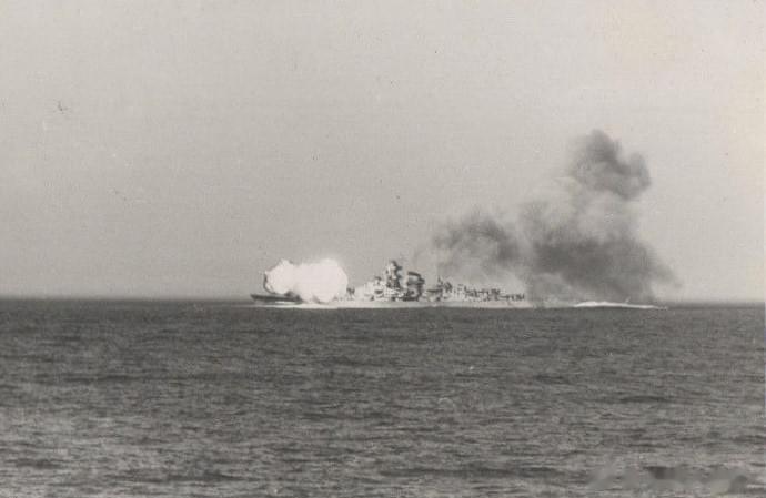 进行15英寸主炮射击测试的提尔皮茨，摄于1941年春天的波罗的海。由于测试和训练