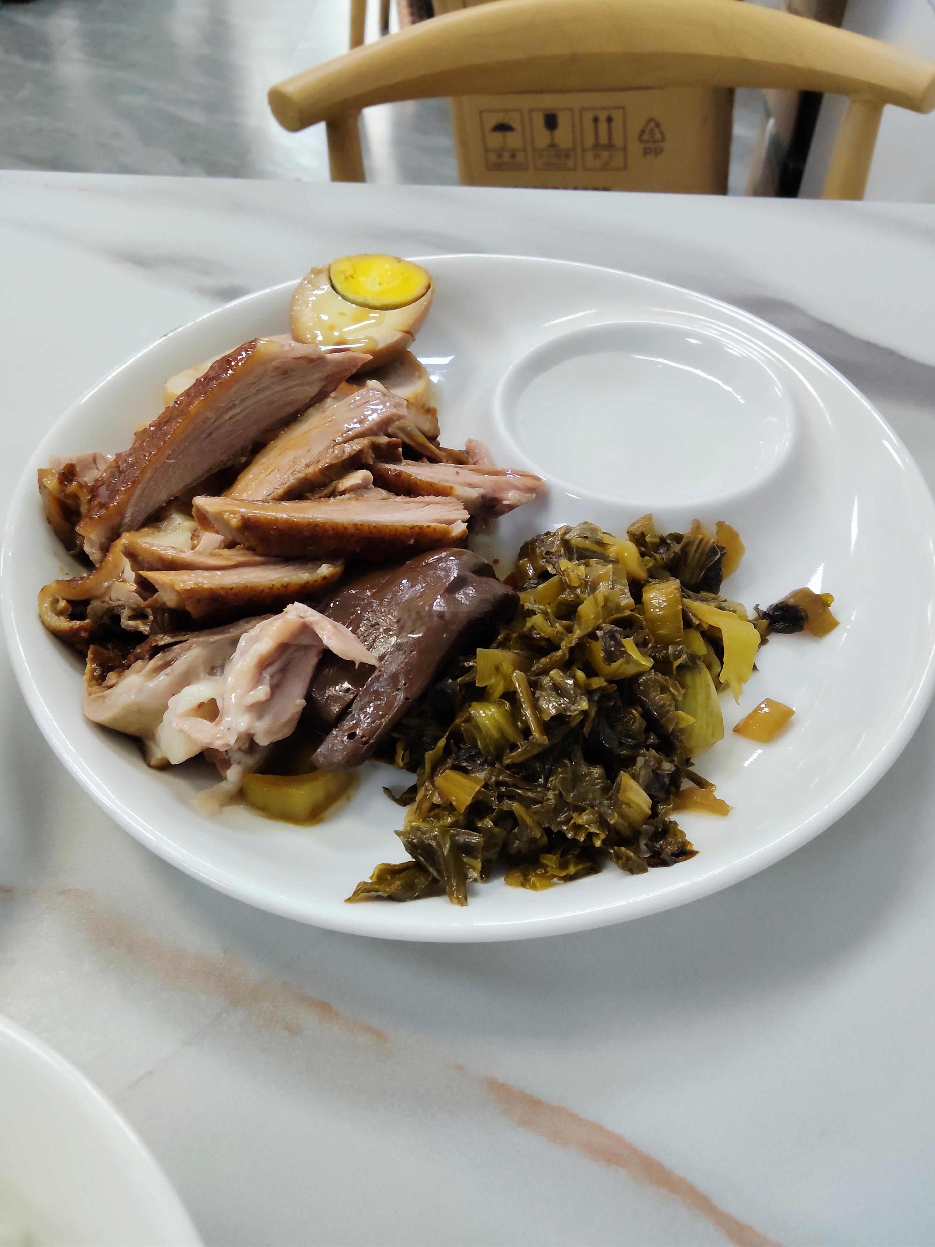 锦龙路的鹅肉饭，开在这里不知道多久了，并不是很起眼，生意倒是不错，周边上班族来用