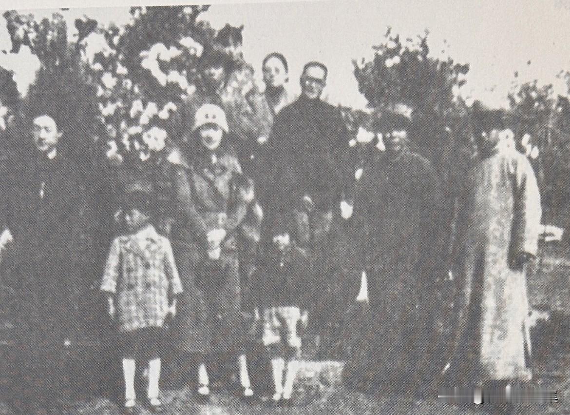 1934年冬，徐悲鸿（左一）、蒋碧微（左三）陪同黄曼士夫妇（右三、右四）同游南京