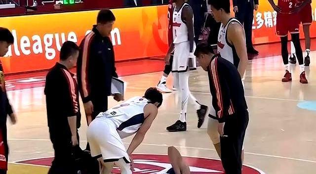 昨晚刷到那场球，我当时愣了一下。
先是那些硬碰硬的动作，看着有点像街头拼命，紧接