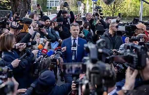 泽连斯基不要高兴的太早，虽然欧尔班是下台了。

马扎尔获胜了，但是并不代表匈牙利