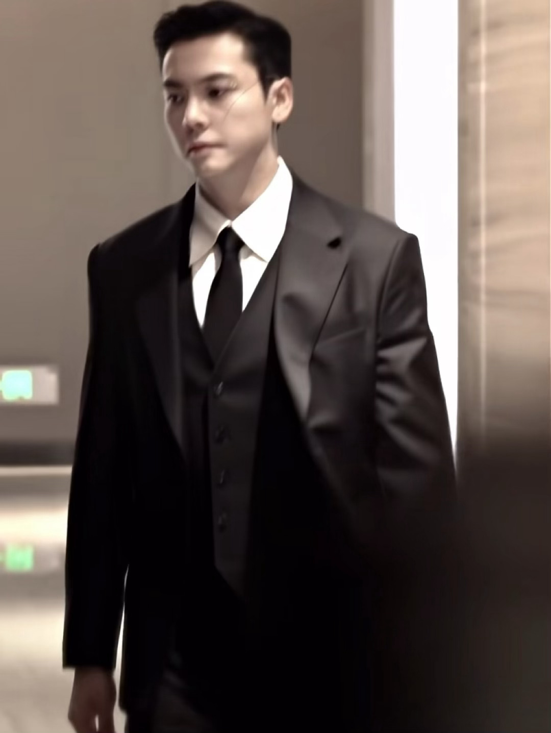 陈伟霆说自己是老钱风的代表陈伟霆不是装的，他真是老钱风的代表，西装领带特别适合他