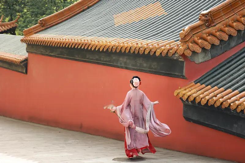 看到“红尘滚滚皆过客”这个上联，我脑袋里立马开始琢磨下联。这上联有种把世间众生都