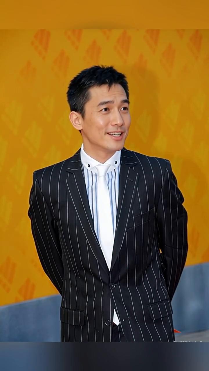 梁朝伟拜年。
马年吉祥。