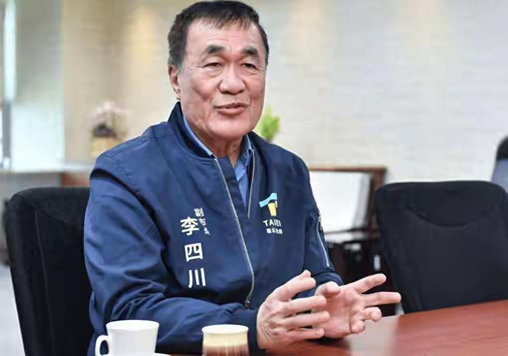 李四川在新北在民调中胜过黄国昌，已经被确认代表蓝白参选新北市长，黄国昌也非常大度