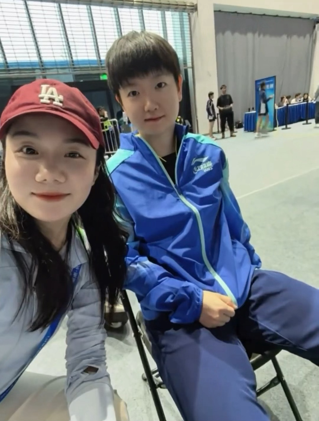 我也想挽着莎莎的手🥺 