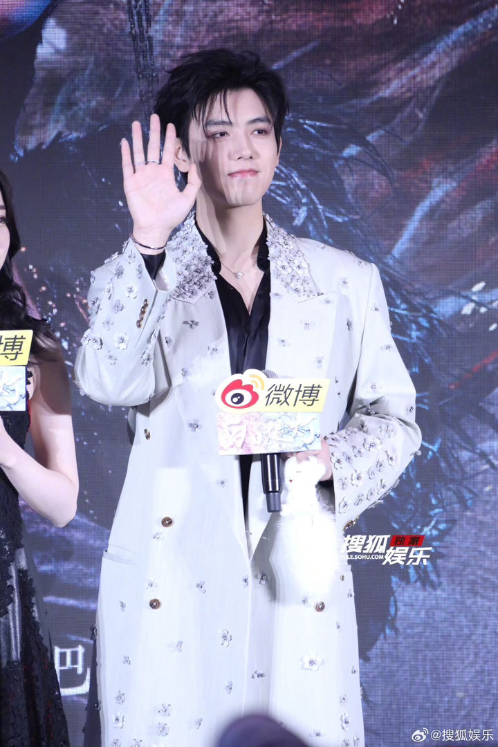 陈飞宇和迪丽热巴说悄悄话迪丽热巴白到发光，陈飞宇在旁边悄悄说话。一个负责美，一个