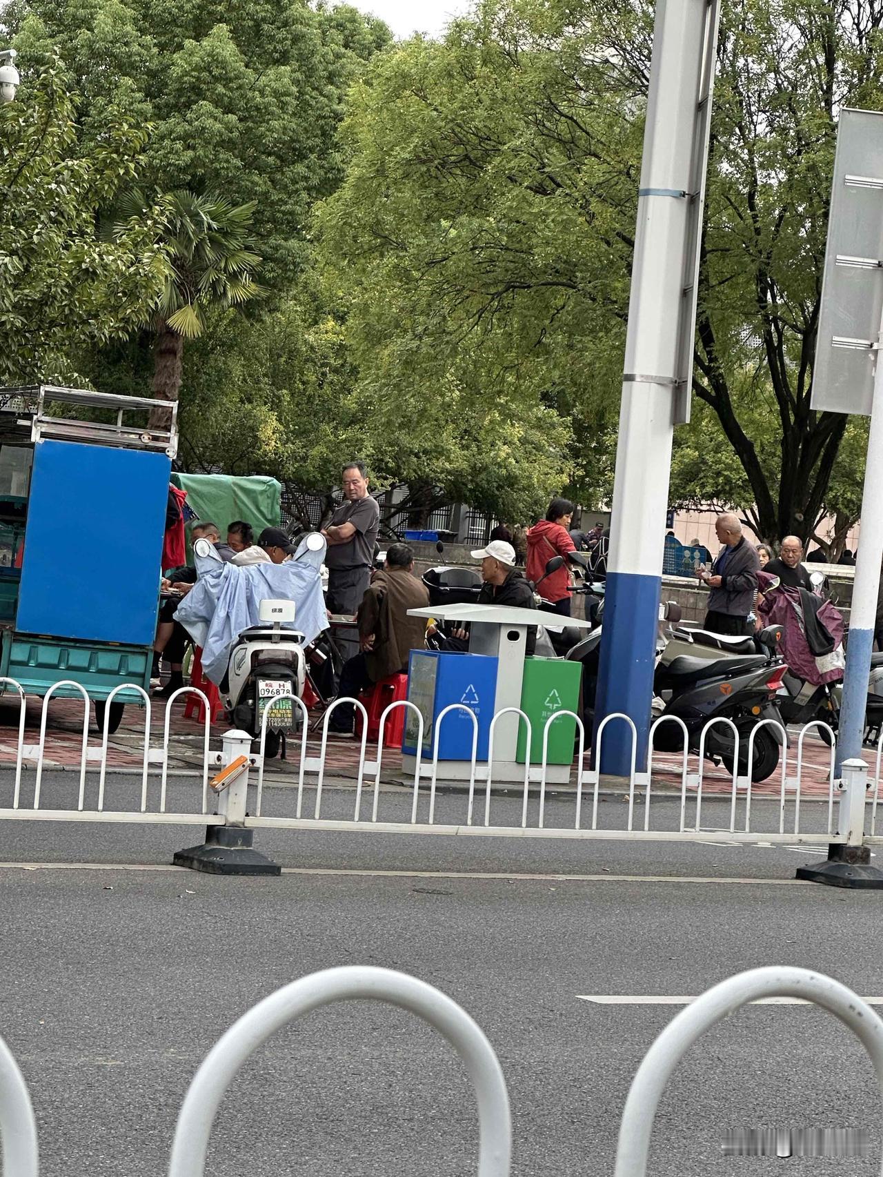 刚刚接到婆婆的电话，喊我们中午去她那里吃饭。

我说不去，我们去吃饭就会耽误我婆