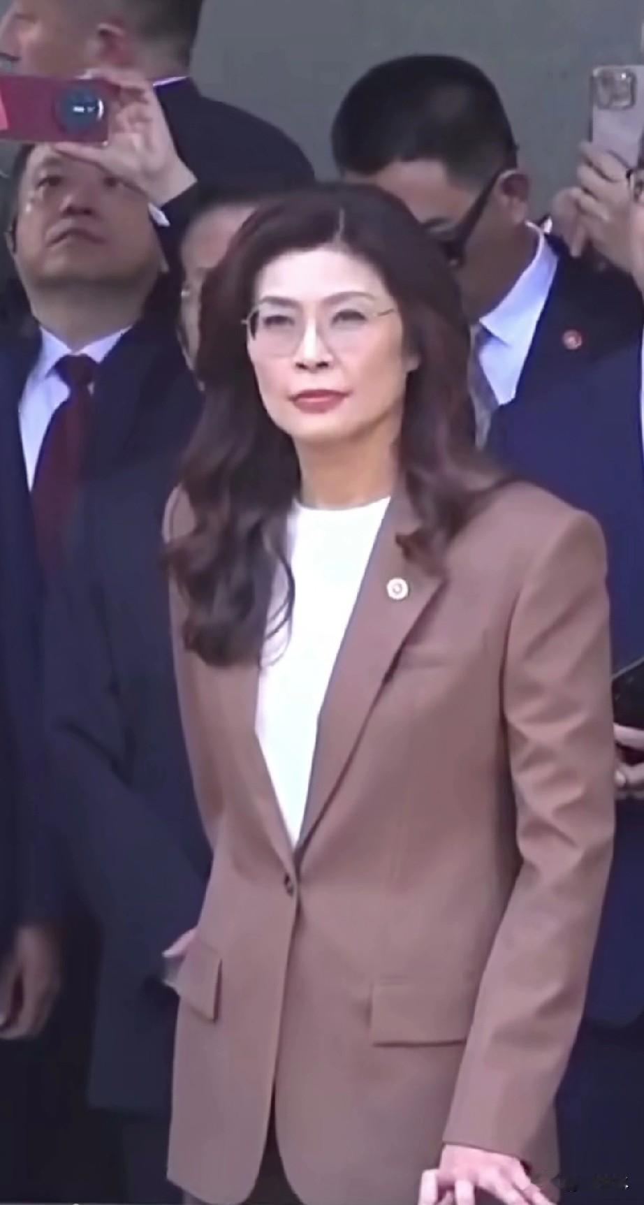 郑丽文站在祖国温暖的土地上，春风拂面，满目皆是家国温情。郑丽文始终坚守九二共识、