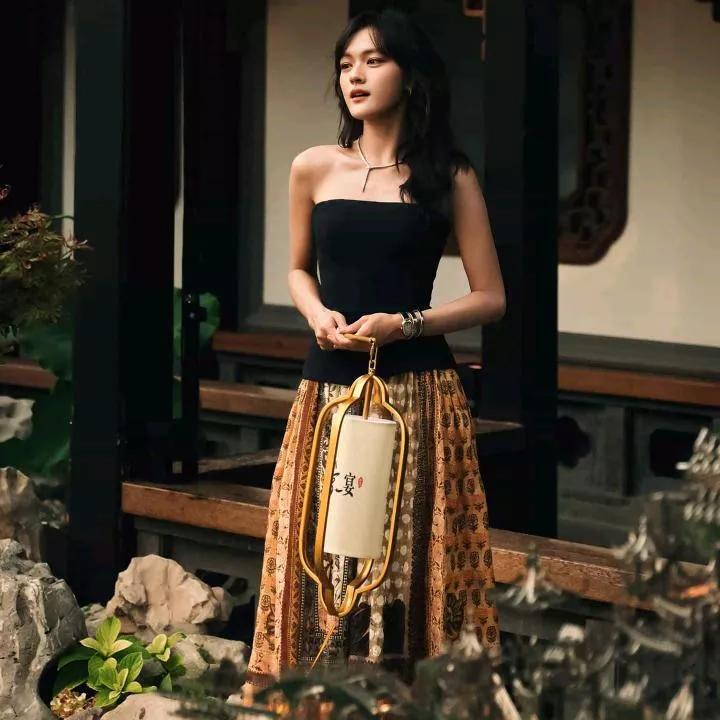 优雅的黑裙与繁花，梦回古风庭院。