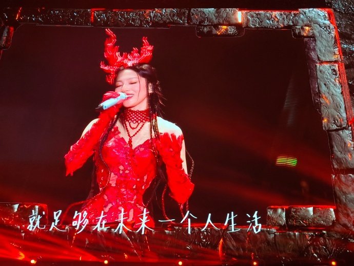 #张韶涵开成了歌迷浇灌的玫瑰#的造型永远不会让人失望！这次玫瑰花裙直接惊艳全场，