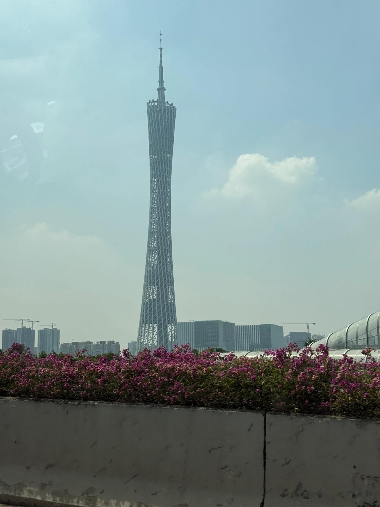 标志性的总要拍一下
证明来过了
可惜不是夜景
大家凑合看看
[捂脸][捂脸][捂