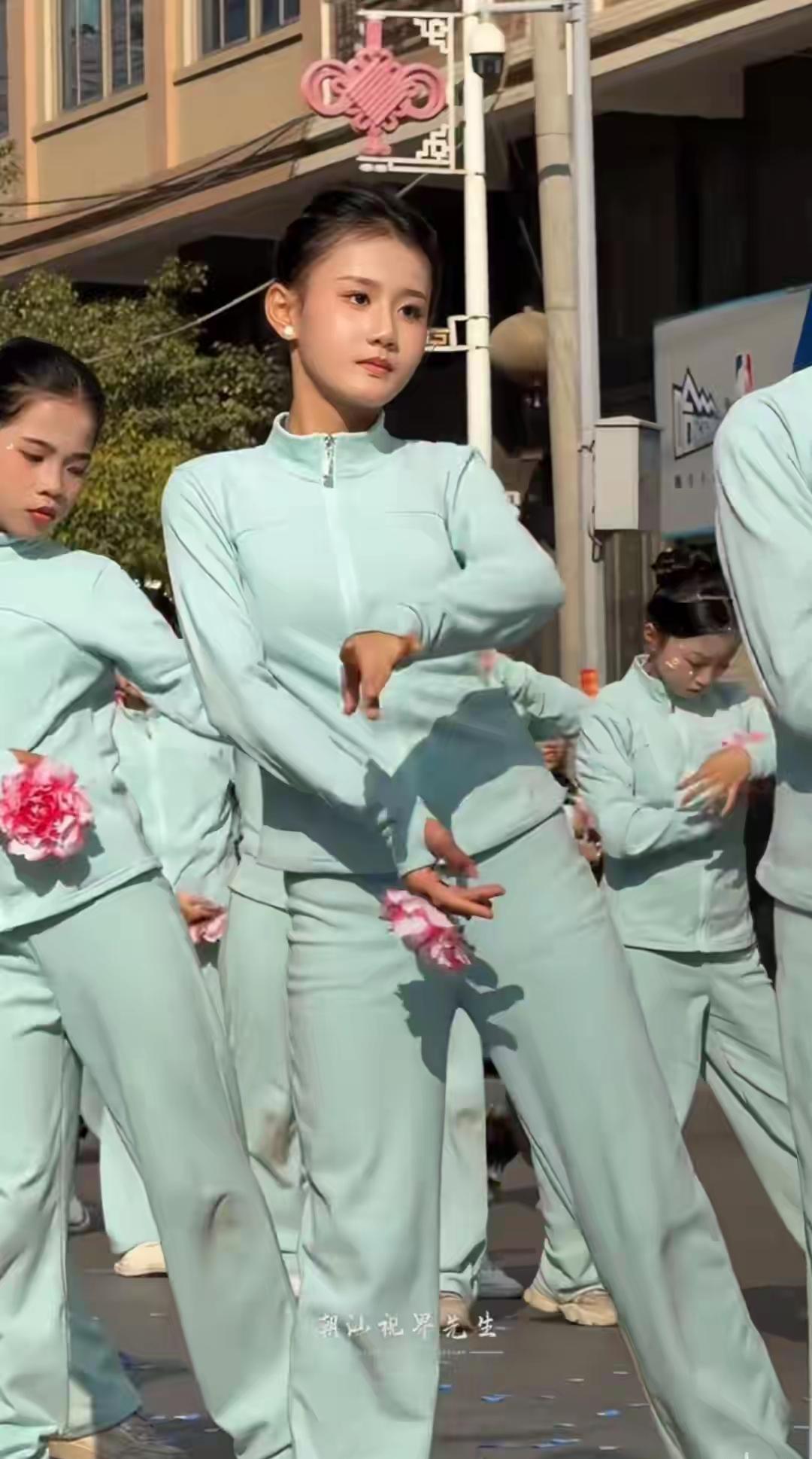 天呐！这小姑娘的颜值也太戳人了

吧，眉眼间藏着敦煌美女的古韵风

华，清秀灵动