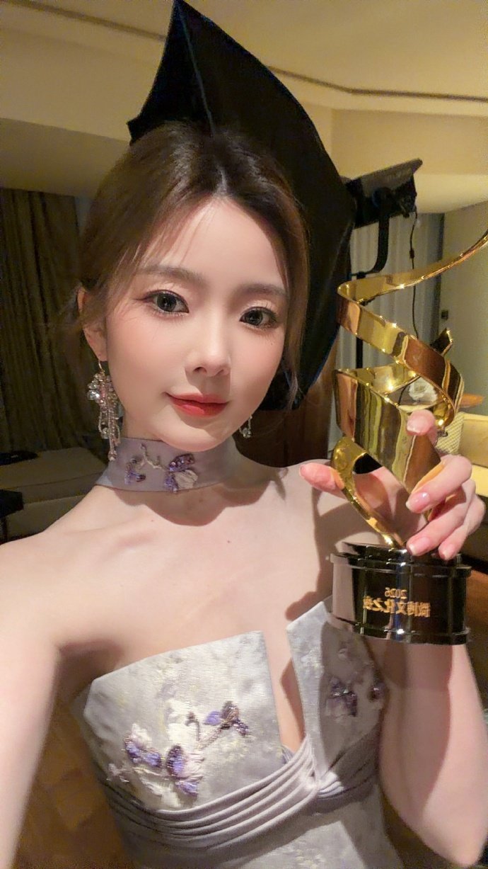 陈卓璇赖美云赵晴张小婉4人美翻了恭喜陈卓璇获得年度文化风尚人物奖🏆