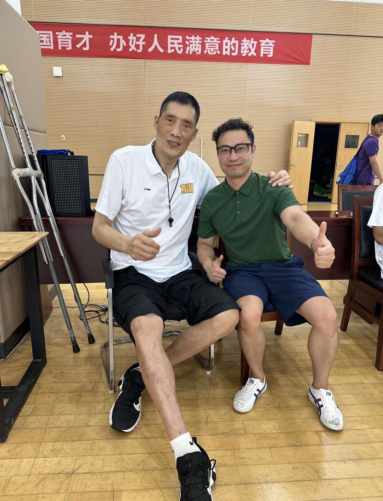 走进清华附中嘉兴学校篮球青训现场，与余乐平指导交流学习。扎根嘉兴篮球一线，兼顾成
