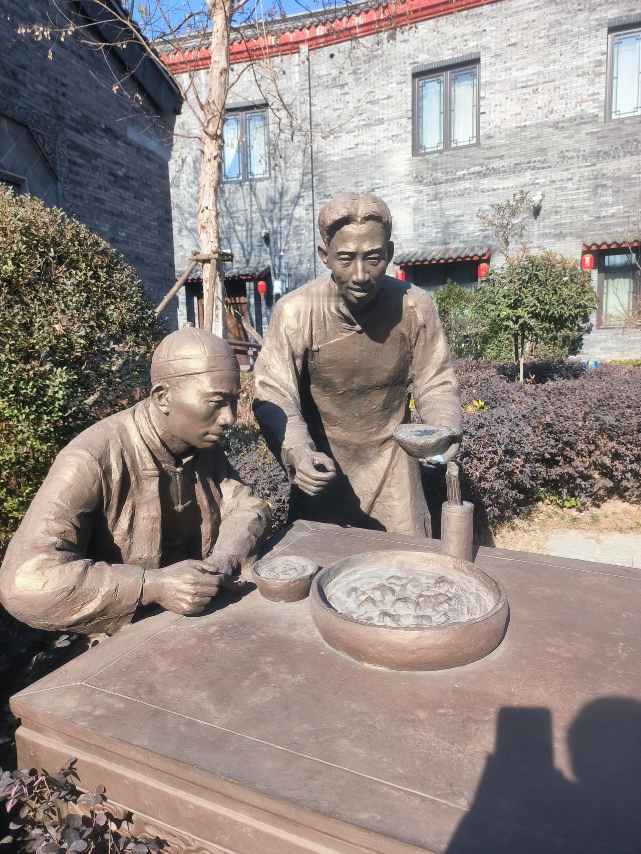 我和老胡是表兄弟，因为都当老师，又喜欢写点东西，经常聚在一起，当然在别人的撺掇下